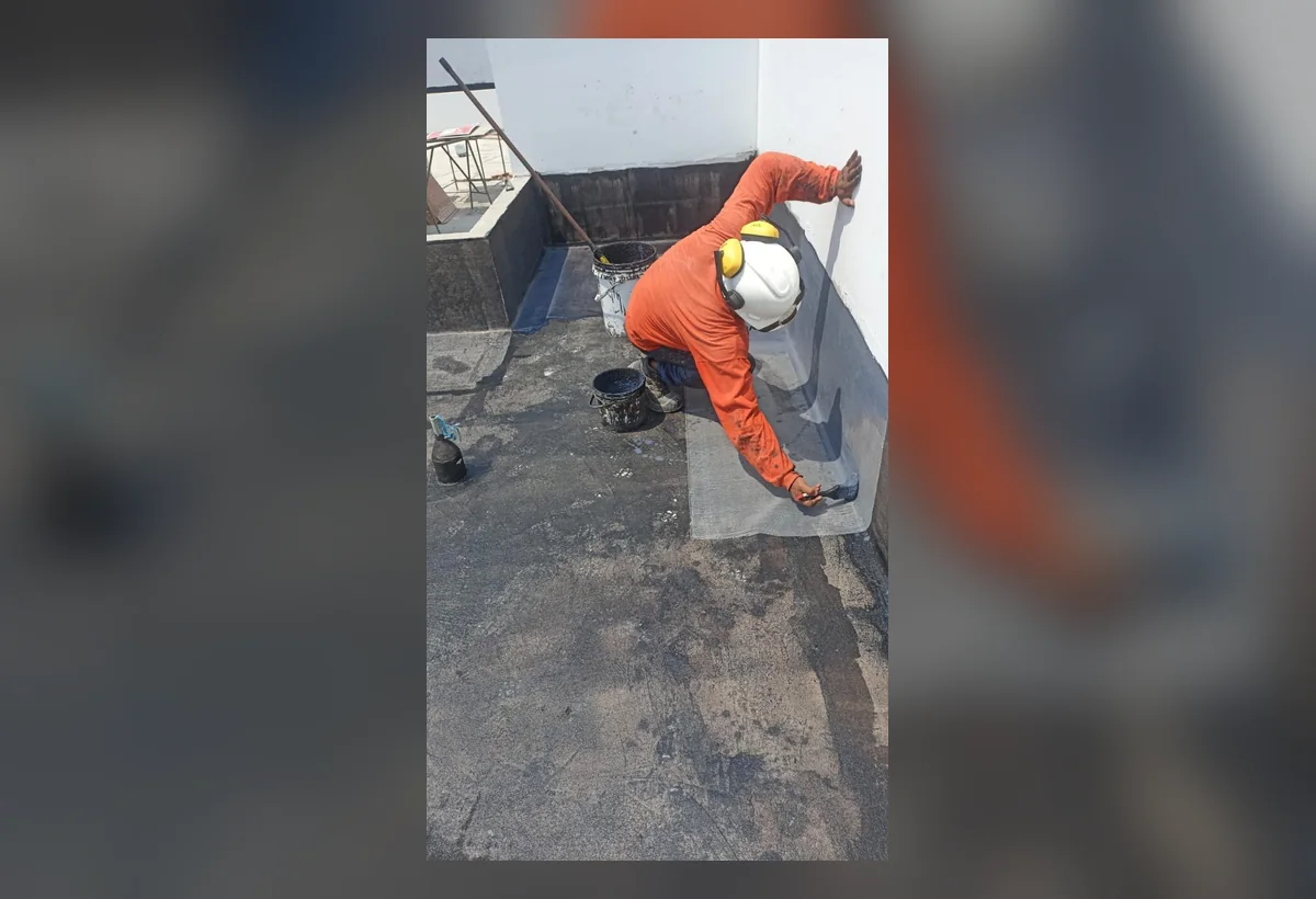 Trabajo de impermeabilización en jardinera
