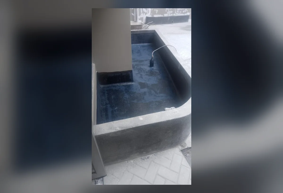 Aplicación de impermeabilización en jardinera
