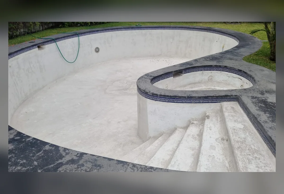 Piscina antes de la intervención de impermeabilización