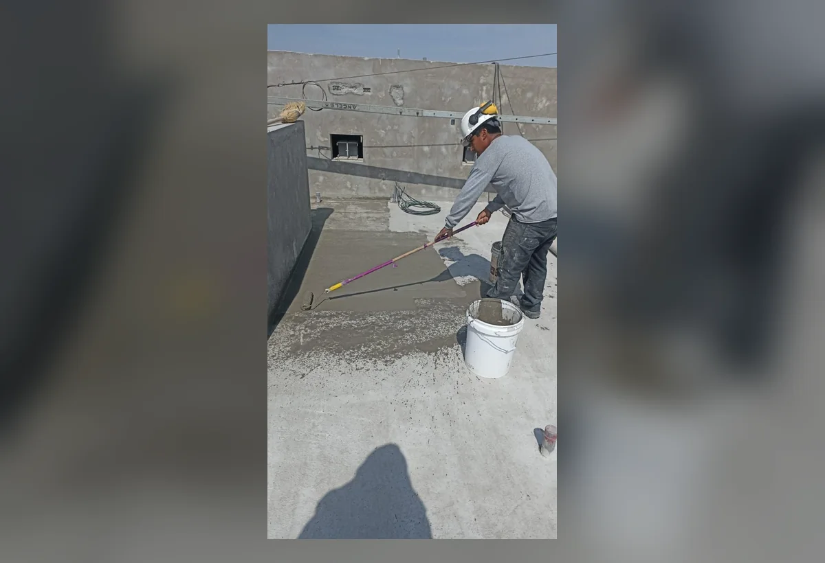Aplicación de impermeabilización en terraza